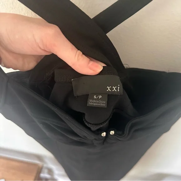 Elegant Black Dress - Picture 3 of 6